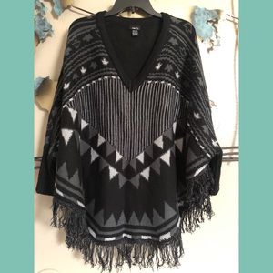 Rue 21 black & gray sweater poncho OS